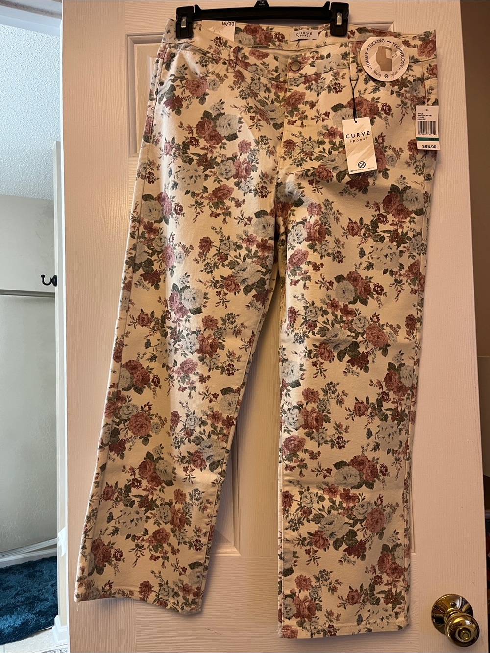 CURVE APPEAL NWT Ivory Floral Print Women’s Jeans - Cream with Pink/Blue Flowers
